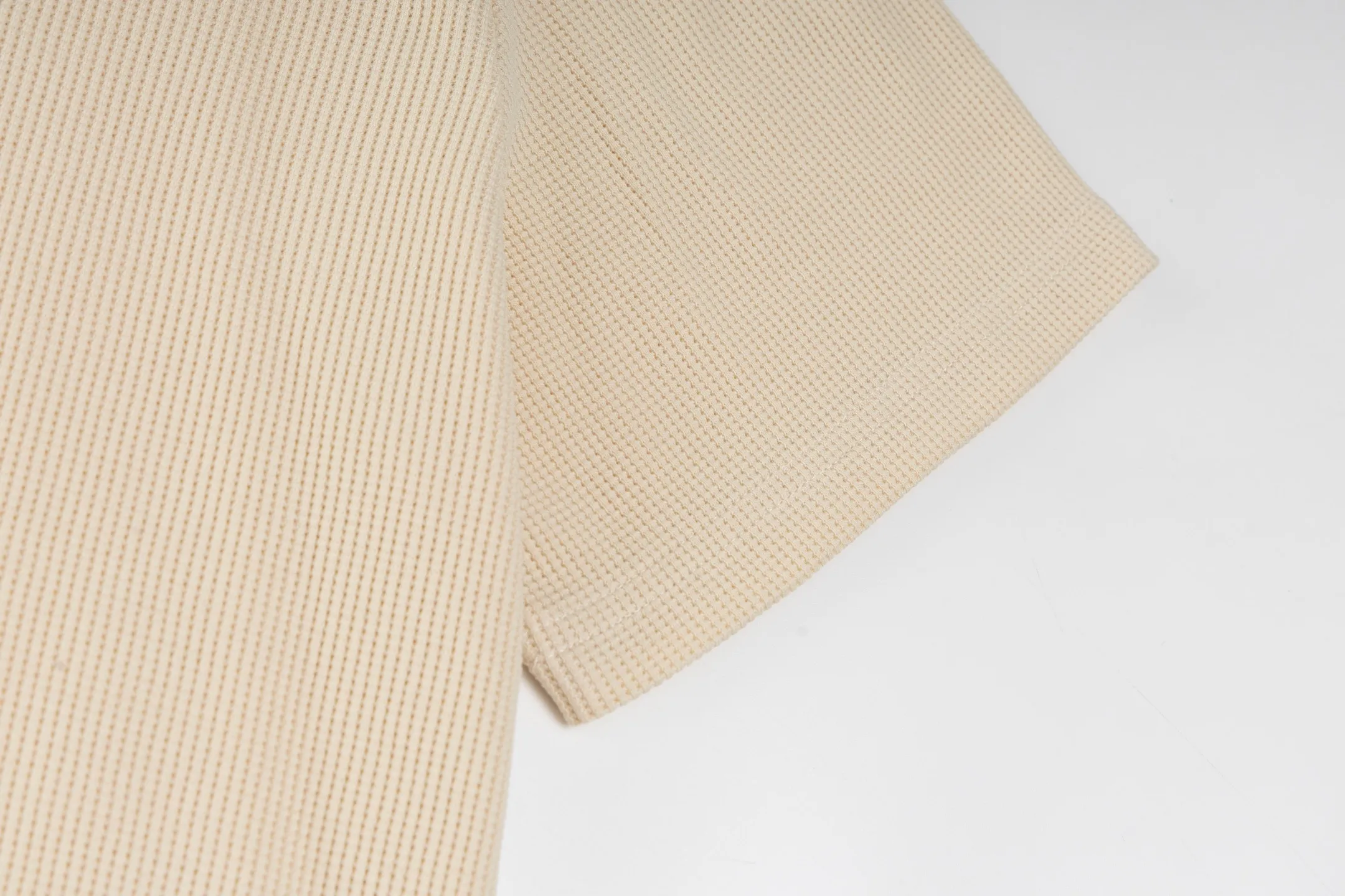 🅿️280 [Exclusive supply] CH Crow Heart Sanskrit Embroidered Waffle Short Sleeve (Apricot) The fabric is made of high-quality 230G cotton terry fabric, which is known for its clear lines and soft and delicate texture. Its waffle design not only enhances the visual effect, but also improves the breathability of the fabric. The embroidery patterns on the short sleeves are completed through fine handcrafts. In terms of craftsmanship, this short sleeve uses a special weaving machine to ensure the lightness and comfort of the fabric. The six prints on each piece of clothing have been tested through 3D electronic scanning to restore the details and ensure the clarity and fineness of the print. In addition, the overall fit of the clothes is loose and suitable for both men and women, providing a casual yet fashionable style. Size:S/M/L